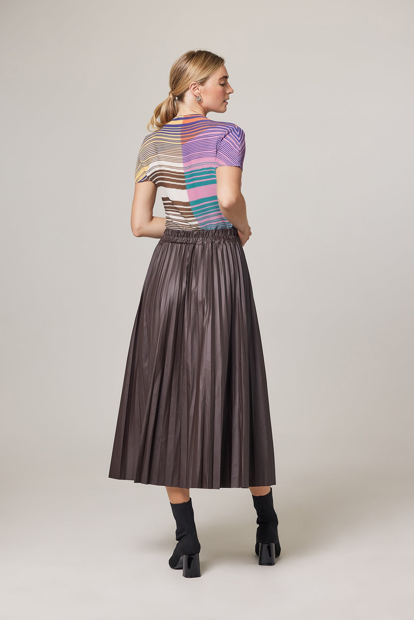 Mina Vegan Leather Pleated Skirt – WILD COSMOS