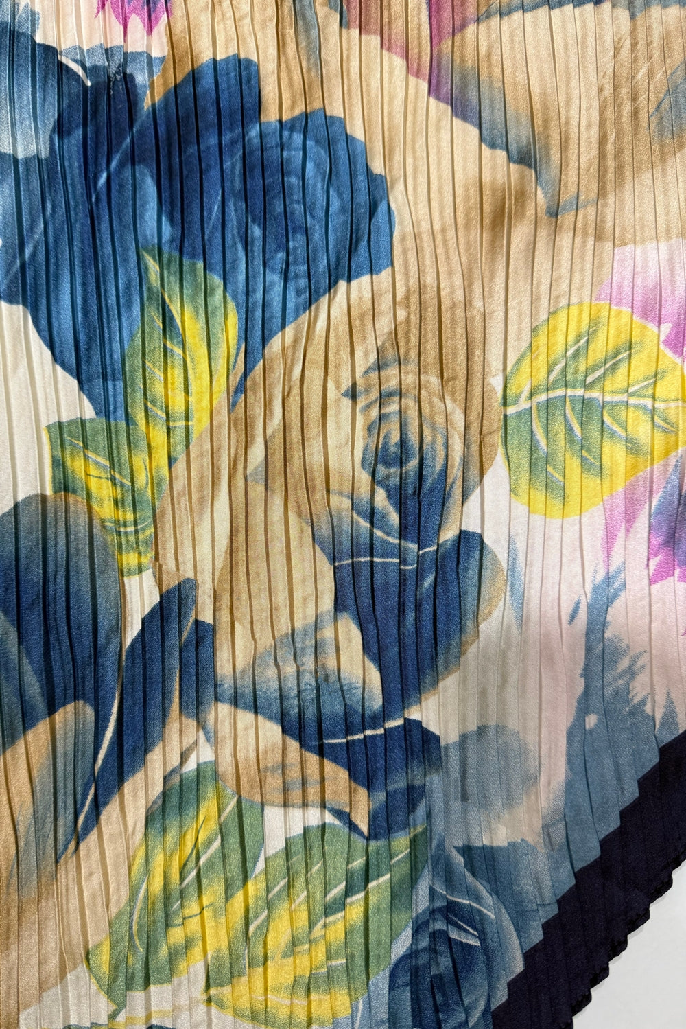 Vera Grande Plissé Scarf