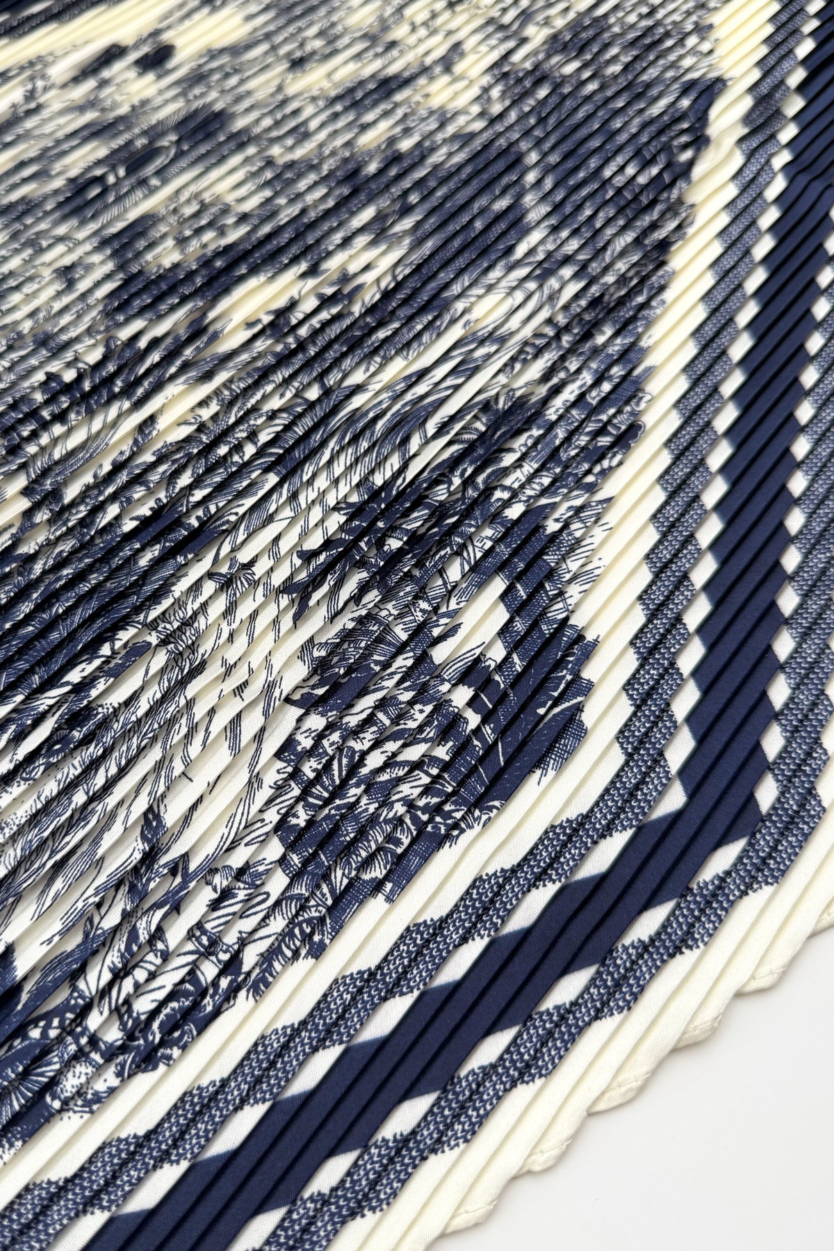 Toile de Jouy Plissé Petit Scarf